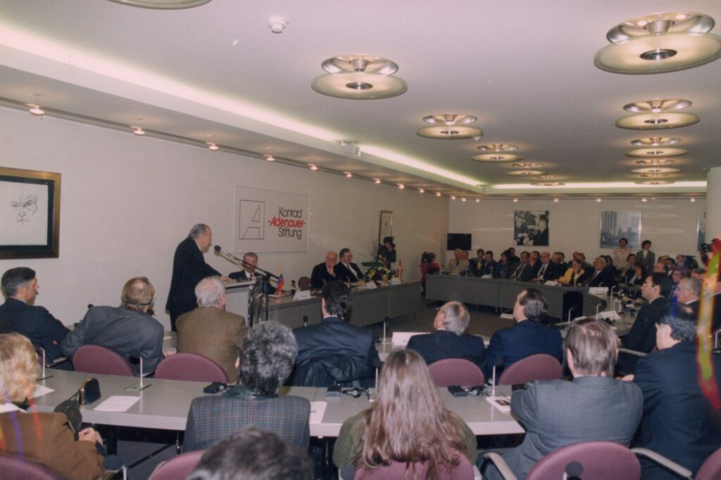 1998. Marzo, 19. Visita y conferencia en la Fundación Konrad Adenauer en Bonn, Alemania.