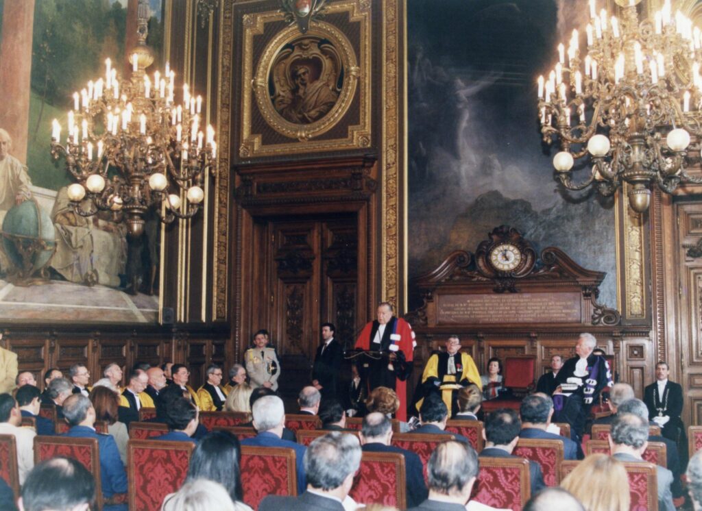 1998. Marzo, 20. Doctorado Honoris Causa La Sorbona, París.