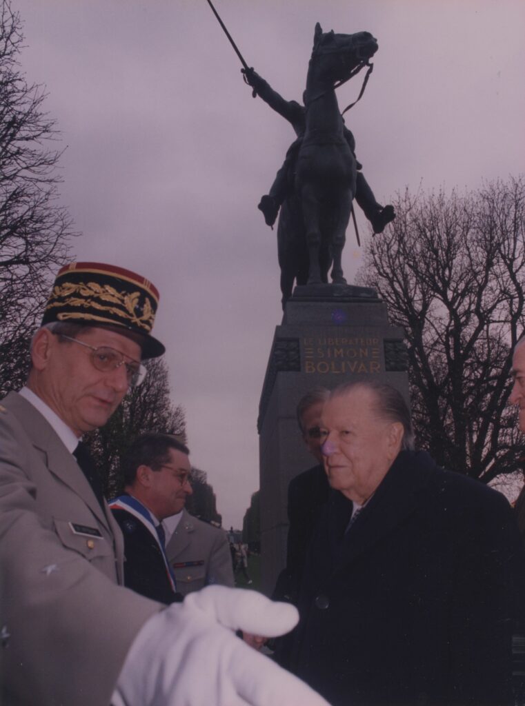 1998. Marzo, 21. Visita a la estatua ecuestre de Simón Bolívar en París.