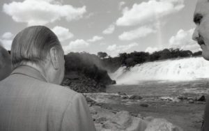 1998. Mayo, 30. Inspección a las obras de la represa de Caruachi, en Puerto Ordaz, estado Bolívar.