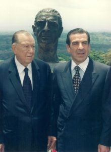 1998. Mayo, 9. Con Eduardo Frei Torre-Tagle ante el busto de Eduardo Frei Montalva en la Universidad para la paz, Costa Rica.