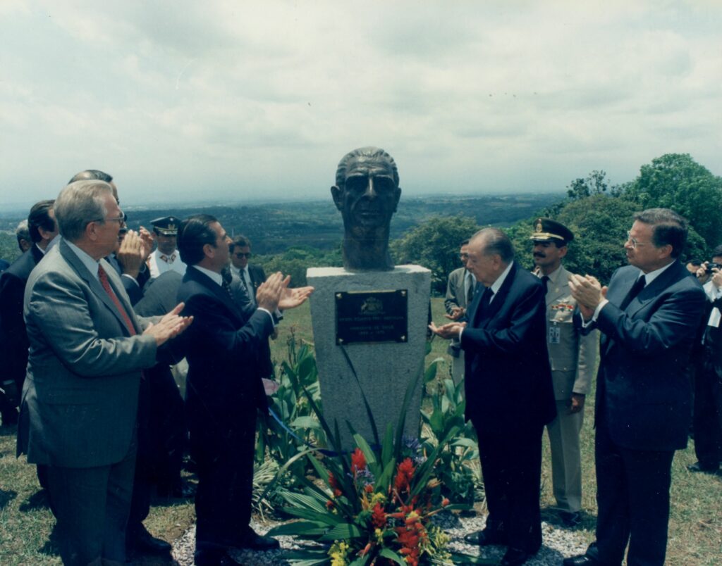 1998. Mayo, 9. Inauguración de un busto del ex presidente Eduardo Frei Montalva en la Universidad para la Paz, Costa Rica.