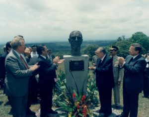 1998. Mayo, 9. Inauguración de un busto del ex presidente Eduardo Frei Montalva en la Universidad para la Paz, Costa Rica.