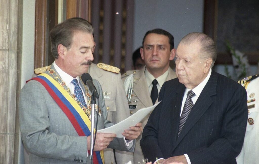 1998. Noviembre, 2. Imposición del Collar de la Orden del Libertador al presidente Andrés Pastrana Arango en su visita oficial a Caracas.
