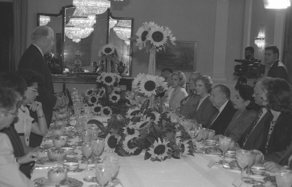 1998. Noviembre, 3. Desayuno en honor de los ex presidentes Jimmy Carter y Gonzalo Sánchez de Losada en La Casona.
