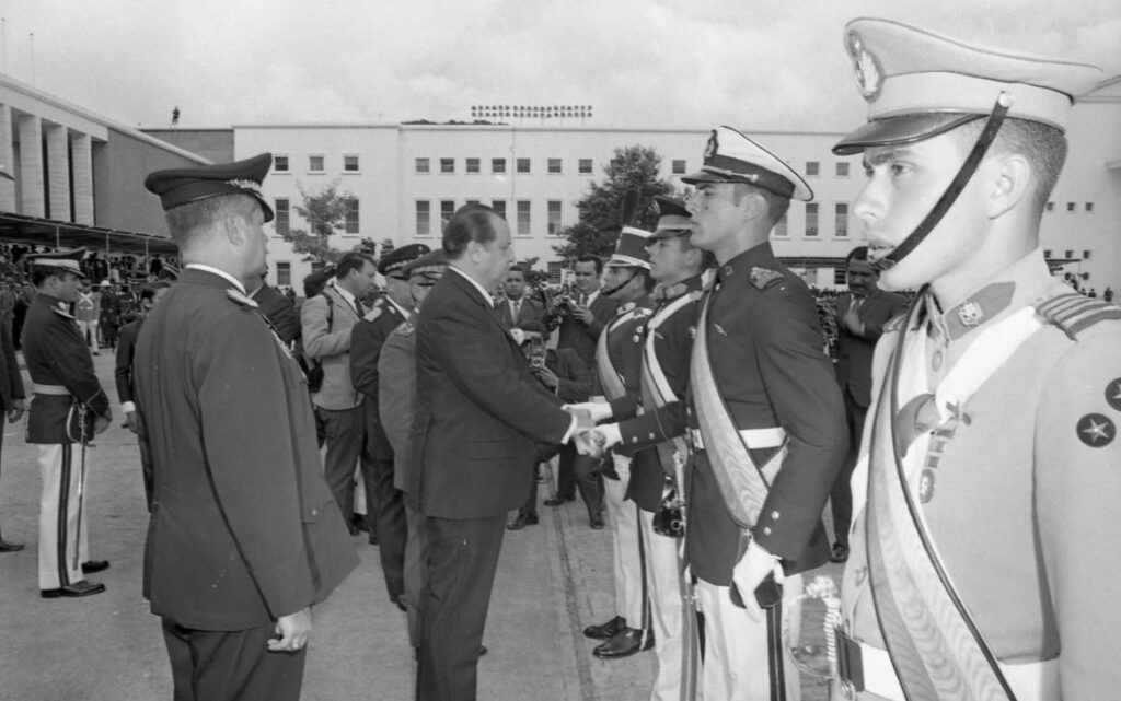 Rafael Caldera y los nuevos oficiales de las Fuerzas Armadas en 1970