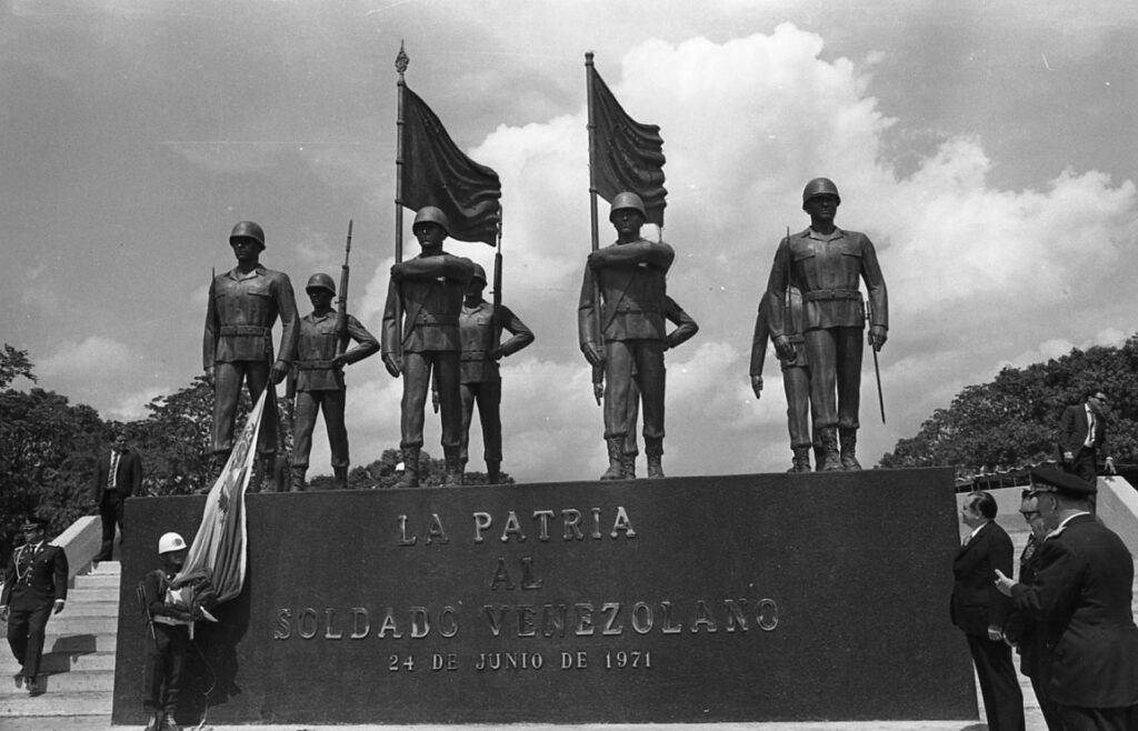 Rafael Caldera inaugura monumento al soldado venezolano en Campo Carabobo
