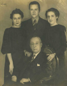 Rafael Caldera - 1939. Abril, 25. Rafael Caldera (padre) con sus hijos Rosa Helena, Rafael y Lola.