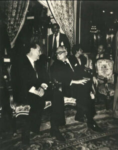 Rafael Caldera en 1975, Agosto 29. Conversando con Rómulo Betancourt en el acto de la firma de la Ley de Nacionalización Petrolera en el Salón Elíptico.
