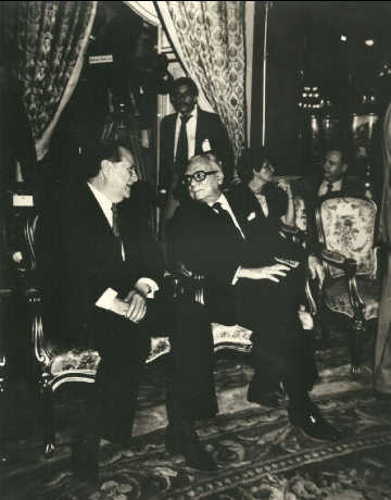 Rafael Caldera en 1975, Agosto 29. Conversando con Rómulo Betancourt en el acto de la firma de la Ley de Nacionalización Petrolera en el Salón Elíptico