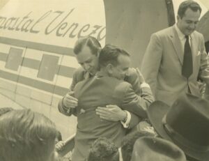 1958. Marzo, 24. Llegando a Mérida a recibir el Doctorado Honoris Causa de la Universidad de Los Andes.