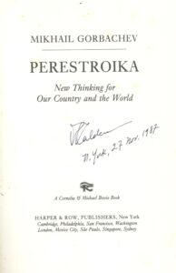 Perestroika. Version en inglés. Firma de RC con fecha en New York.