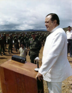 1971. Diciembre 5. Gira a Guayana. Se dirige a los oficiales y tropa del campamento Mariscal Sucre de la Gran Sabana.