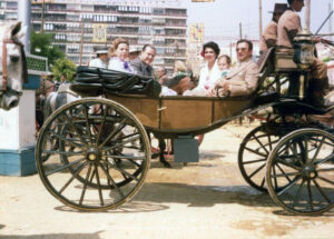 1980. Abril, 23. Paseano en coche en la Feria de Sevilla, España.