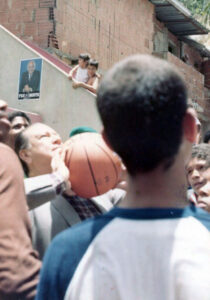 1983. Abril, 27. Visita al Barrio Nuevo Chapellín, en Caracas, haciendo el saque de básquetbol.