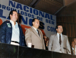 1980. Marzo, 20. Junto a Oswaldo Álvarez Paz y Eduardo Fernández, en el acto de apoyo de los venezolanos naturalizados en Parque Central, durante la campaña electoral.