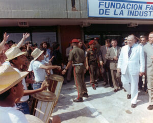 1997. Diciembre. Zulia. Inauguración Farmacia Popular Asociaco - Fondur