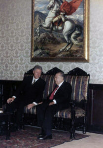 1997. Octubre, 13. Visita oficial de Bill y Hillary Clinton a La Casona. Encuentro en el despacho presidencial.