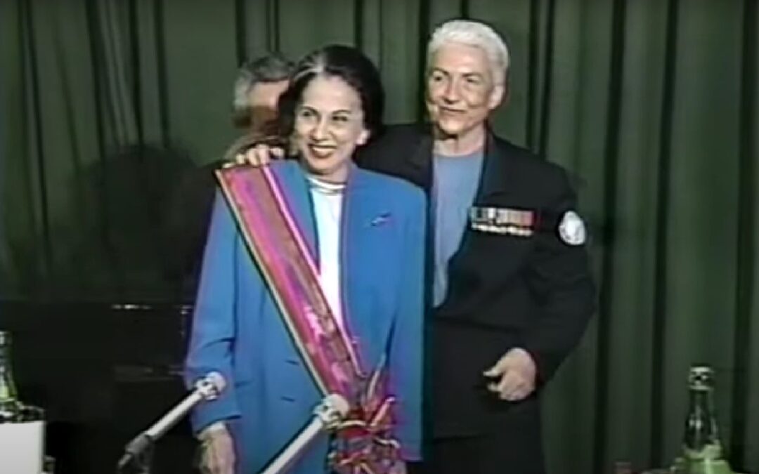 Entrega a Alicia Pietri de Caldera del Premio «Mujer por la Paz» (1995)