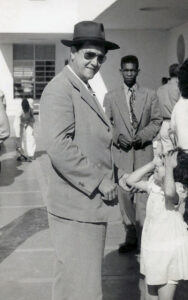 1947. Con su hija Mireya, llegando de Barinas.