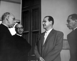 1958. Febrero, 17. En la UCAB, conn el padre Carlos Reyna.