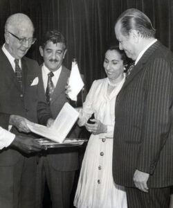 1973. Diciembre, 30. Presentación de la tercera edición de Moldes para la Fragua. Aparecen: Augusto Mijares, José Antonio Pérez Díaz y Alicia Pietri.