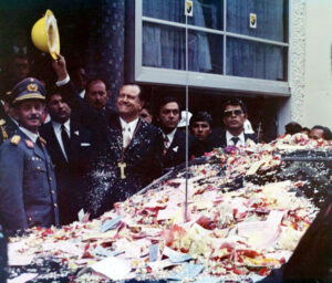 1973. Febrero, 11. Recibimiento en La Paz, Bolivia, acompañado por el presidente Hugo Banzer Suárez.