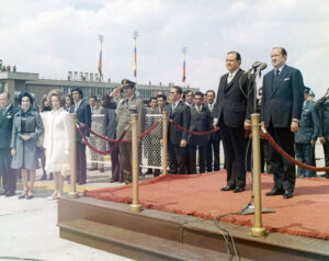 1973. Febrero, 5. Encuentro en el aeropuerto El Dorado de Bogotá con el presidente Misael Pastrana y señora, en la gira al Sur de América Latina.