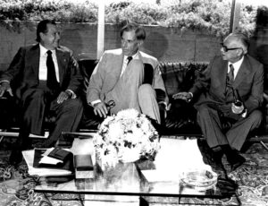 1979. Septiembre, 18. Encuentro con el expresidente Rómulo Betancourt y el economista John K. Galbraith en Venevisión.