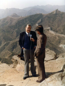 1981. Abril, 5. Frente a la Muralla China, entrevistado por Edgardo de Castro para un programa especia de Venevisión.