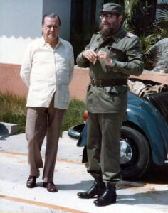 1981. Septiembre, 20. Visita a la isla de Los Pinos y a la vaca Ubre Blanca, por invitación de Fidel Castro.