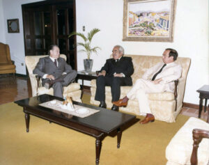 1982. Encuentro en La Guzmania, Macuto, con el presidente Luis Herrera Campíns y Rafael Montes de Oca.