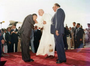 1985. Enero, 26. En Maiquetía a la llegada del Papa Juan Pablo II a Venezuela.