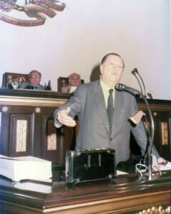 1985. Julio, 2. Discurso de presentación del Proyecto de Reforma de la Ley del Trabajo. Detrás: Reinaldo Leandro Mora y Pompeyo Márquez.