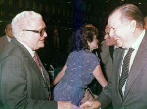 1985. Julio, 2. Saludando a Gonzalo Barrios en el Congreso Nacional. Detrás: Paulina Gamus.