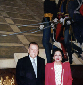 1994. Febrero, 2. La pareja presidencial 19994-1999 en el Salón de los Escudos del Palacio Federal Legislativo, antes del acto de toma de posesión.