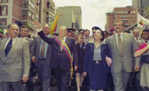 1997. Marzo, 13. En la calle, el día de la presentación del Mensaje Anual ante el Congreso Nacional.