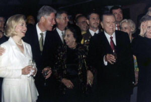 1997. Octubre, 13. Visita oficial de Bill y Hillary Clinton a La Casona. Presentación de la bailadora Diana Patricia en el Patio de recepciones.