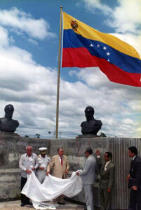 1997. Octubre, 28. Fundación de Ciudad Sucre. Izamiento de la bandera nacional, acompañado por José Guillermo Andueza, Tito Rincón, Pompeyo Márquez y José Montilla.