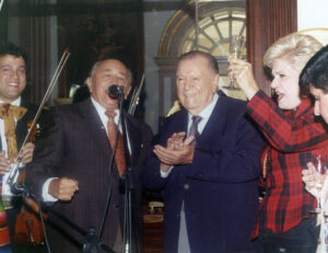 1998. Enero, 24. Celebrando en Miraflores su cumpleaños con Mirla Castellanos y Simón Díaz.
