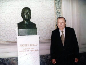 1998. Marzo, 16. Junto al busto de Andrés Bello en La Haya.
