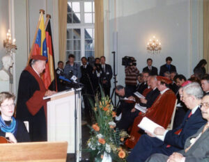 1998. Marzo, 18. Doctorado Honoris Causa de la Universidad de Bonn Friedrich Wilheim, Alemania.