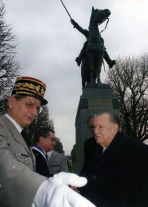 1998. Marzo, 21. Junto al monumento a Simón Bolívar en la visita oficial a Francia.