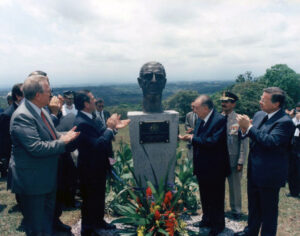 1998. Mayo, 9. Inauguración de un busto de Eduardo Frei Montalva en la Universidad para la Paz, Costa Rica.